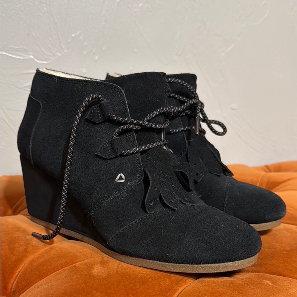 Tom’s Black Suede Wedge Ankle Boots sz 11